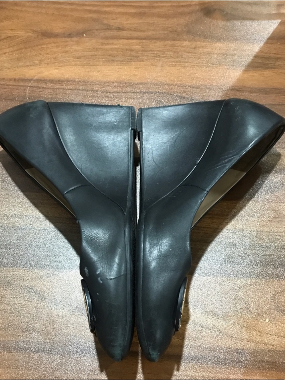 Tory Burch Black Leather Logo Medallion Wedge Heels SZ 8.5 - Picture 3 of 8